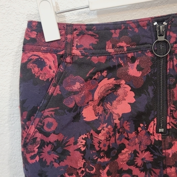 EXPRESS Women's Mini Skirt Red Blue Black Floral Ruffle Hem Zipper Size 2 - Picture 4 of 13